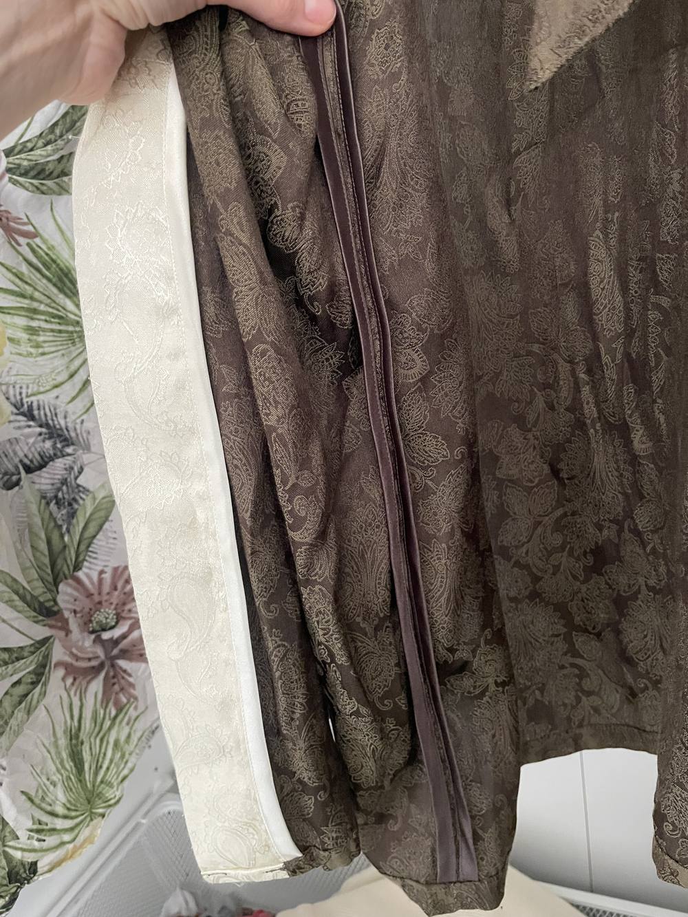 Détail du biais écru sur le satin brun