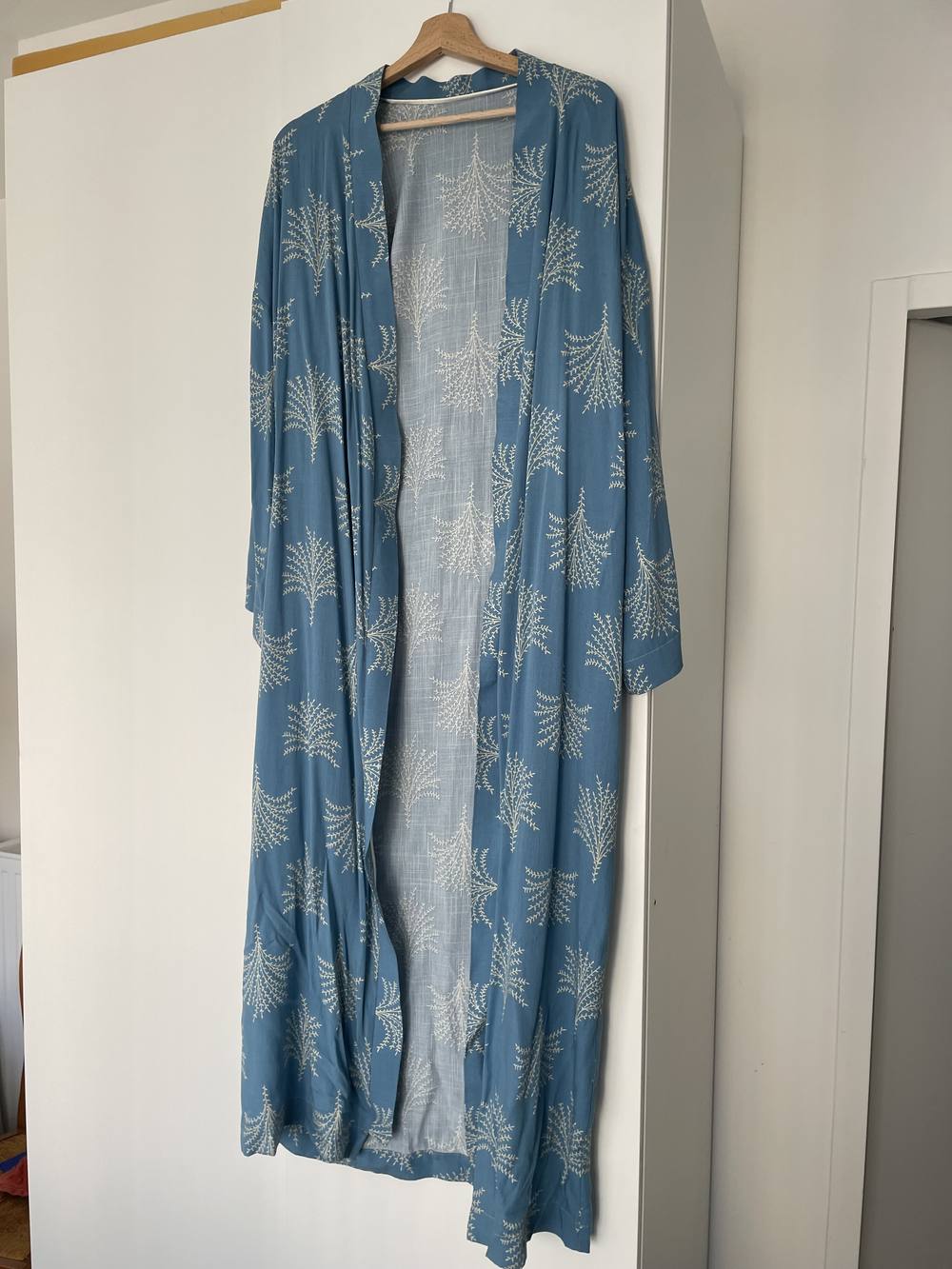 Kimono long en coton imprimé bleu, sur cintre