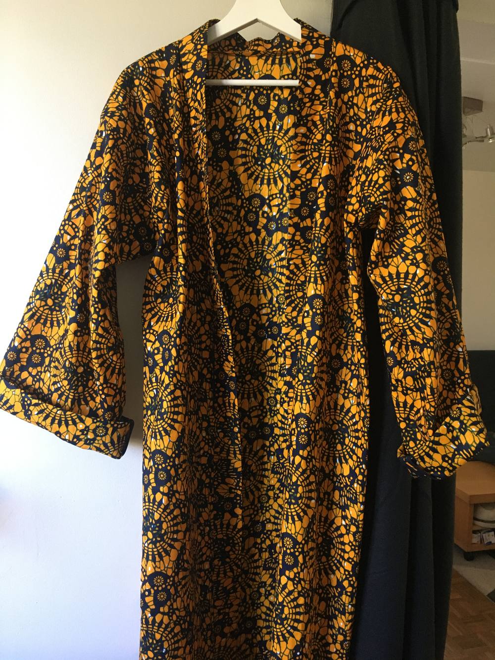 Kimono en wax jaune et marine, sur cintre