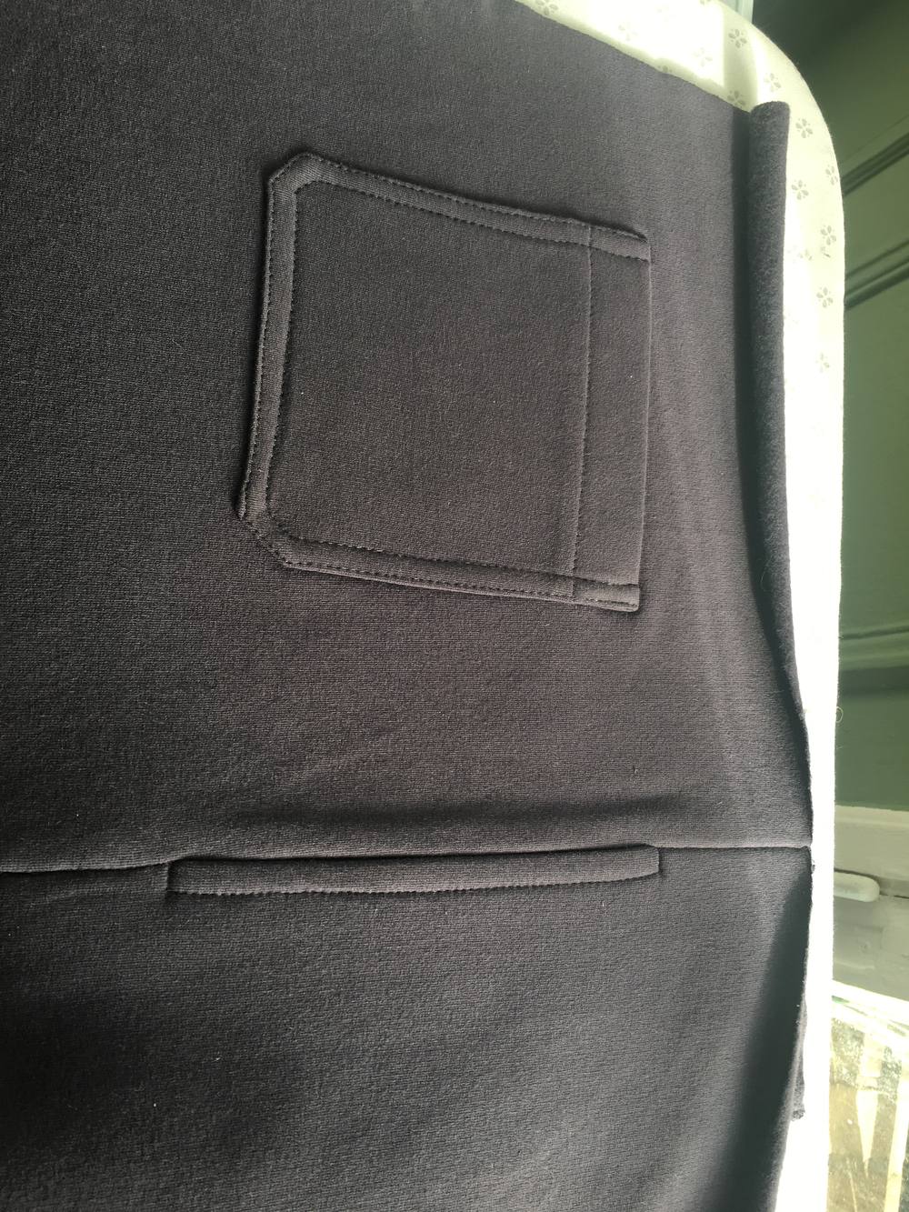 Poche plaquée au dos du pantalon