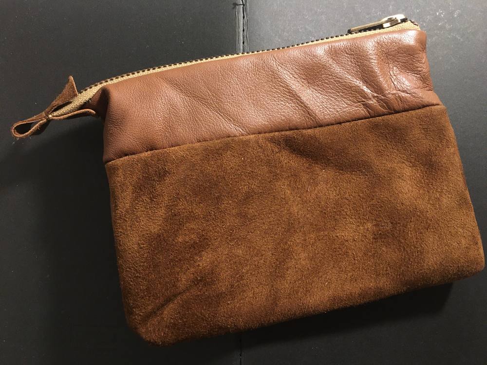 Pochette zippée en cuir fauve et daim