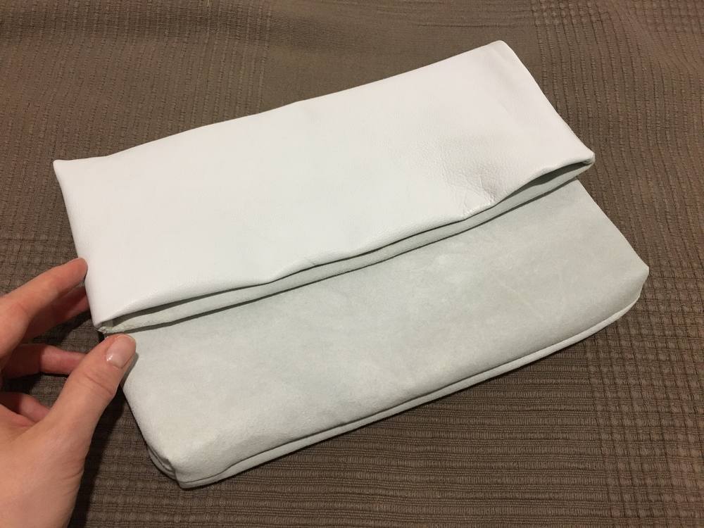 Pochette pliée en cuir gris clair