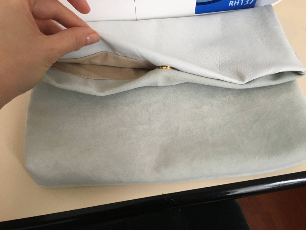 L'intérieur de la pochette grise