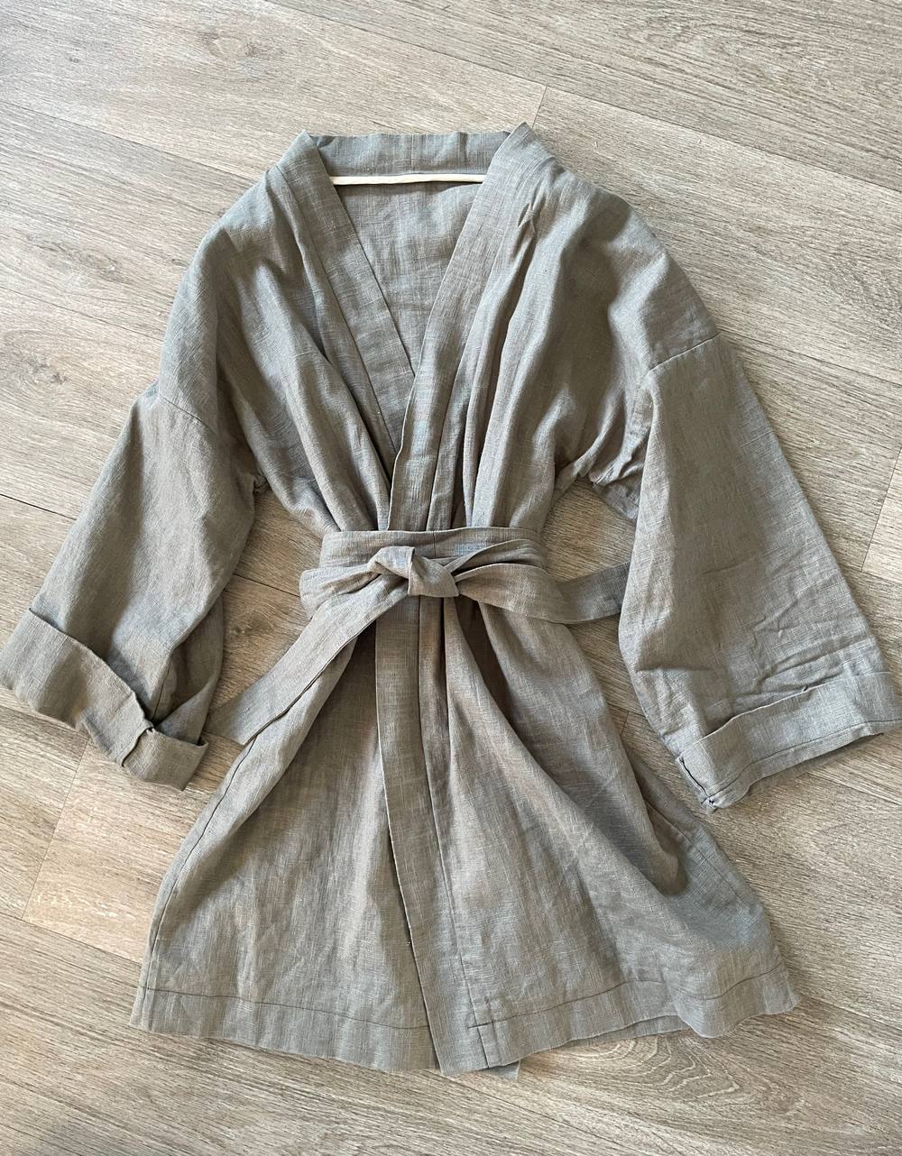Veste kimono en lin gris, posée à plat avec sa ceinture